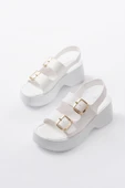 24414-572 Beyaz Tokalı  Günlük Dolgu Topuk Kadın Sandalet thumbnail 3