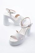 P-105 Beyaz Çapraz Kalın Topuklu Kadın Sandalet thumbnail 5