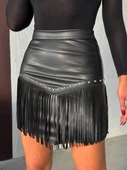 Kadın Püsküllü Mini Etek Zımbalı Deri Görünümlü Kısa Saçaklı Etek Siyah thumbnail 6