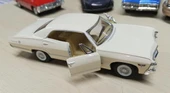 Kinsmart Oyuncak Metal Model Araba 1/36 Çek Bırak 1967 Krem Chevrolet İmpala thumbnail 1