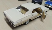 Kinsmart Oyuncak Metal Model Araba 1/36 Çek Bırak 1967 Krem Chevrolet İmpala thumbnail 3