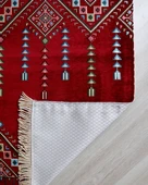 Erkekler için Seccade Takke Tesbih Hediyelik Seti –Kilim Desenli Kadife Astarlı Seccade, 33’lü Erkek Tesbihi, Takke ve Özel Kutu thumbnail 2