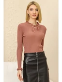 Kadın Gül Kurusu Yakası Bağcıklı ve Kol Ucu Fırfırlı Triko Kazak thumbnail 1
