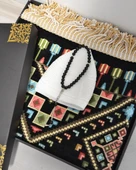 Erkekler için Seccade Takke Tesbih Hediyelik Seti –Kilim Desenli Kadife Astarlı Seccade, 33’lü Erkek Tesbihi, Takke ve Özel Kutu thumbnail 3