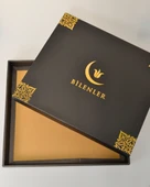 Erkekler için Seccade Takke Tesbih Hediyelik Seti –Kilim Desenli Kadife Astarlı Seccade, 33’lü Erkek Tesbihi, Takke ve Özel Kutu thumbnail 9