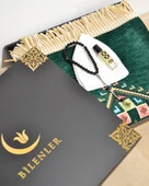 Erkekler İçin Seccade Takke Tesbih Esans Hediyelik Seti – Kilim Desenli Kadife Astarlı Seccade ve Özel Kutulu Lüks Hac Umre Hediyesi thumbnail 6