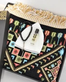 Erkekler İçin Seccade Takke Tesbih Esans Hediyelik Seti – Kilim Desenli Kadife Astarlı Seccade ve Özel Kutulu Lüks Hac Umre Hediyesi thumbnail 8