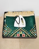 Erkekler İçin Seccade Takke Tesbih Esans Hediyelik Seti – Kilim Desenli Kadife Astarlı Seccade ve Özel Kutulu Lüks Hac Umre Hediyesi thumbnail 2