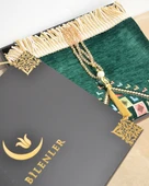 Hediyelik Seccade Tesbih Seti – Kilim Desenli Kadife Astarlı Seccade, Kristal Tesbih ve Özel Kutulu Lüks Hediye Seti thumbnail 6