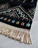 Hediyelik Seccade Tesbih Seti – Kilim Desenli Kadife Astarlı Seccade, Kristal Tesbih ve Özel Kutulu Lüks Hediye Seti thumbnail 11