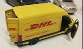 Kinsmart Oyuncak Metal Model Araba 1/36 Çek Bırak Mercedes Benz DHL Kargo Aracı thumbnail 4