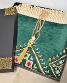 Hediyelik Seccade Tesbih Seti – Kilim Desenli Kadife Astarlı Seccade, Kristal Tesbih ve Özel Kutulu Lüks Hediye Seti thumbnail 1