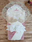 LitaeTrend Yenidoğan Wool Yün Kumaş Taç Nakışlı Güpür Duvaklı Fiyonk Prizma Taş Unisex Kundak Bebek Battaniyesi Pembe thumbnail 1