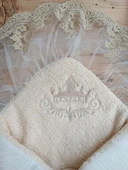 LitaeTrend Yenidoğan Kuzulu Taç Nakış Güpürlü Fiyonklu Duvaklı Prizma Taş Unisex Kundak Bebek Battaniyesi Ekru thumbnail 5