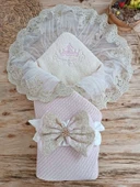 LitaeTrend Yenidoğan Kuzulu Taç Nakış Güpürlü Fiyonklu Duvaklı Prizma Taş Unisex Kundak Bebek Battaniyesi Pembe thumbnail 1