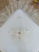 LitaeTrend Yenidoğan Sahra Taç Nakışlı Plazma Taşlı Güpürlü Fiyonklu Duvaklı Trilüks Kundak Bebek Battaniyesi Sütlü Kahv thumbnail 4