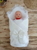 LitaeTrend Yenidoğan İzmir İncisi Tül İşlemeli Pamuklu Fiyonklu Kundaklı Lüks 3lü Alt Açma Seti Ekru thumbnail 5