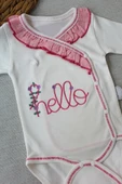 LitaeTrend 3-6 6-9 9-12 Ay Hello Nakışlı Kruvaze Bandanalı Uzun Kollu Zıbınlı 3lü Kız Bebek Takımı Pembe thumbnail 2