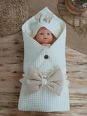 LitaeTrend Yenidoğan Kulaklı Şapkalı Düğme Detaylı Fiyonklu Bebek Battaniyesi Kundak Krem thumbnail 2