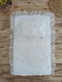 LitaeTrend Yenidoğan İzmir İncisi Tül İşlemeli Pamuklu Fiyonklu Kundaklı Lüks 3lü Alt Açma Seti Ekru thumbnail 3