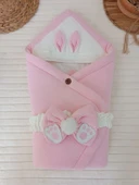 LitaeTrend Yenidoğan 4 Kat Müslin Kumaş Kulaklı Patili Fiyonk Bebek Battaniyesi Kundak Pembe thumbnail 1