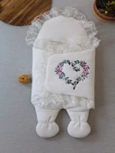 LitaeTrend Yenidoğan Kapitone Anadolunun Kalbi Nakışlı Ayaklı Kız Erkek Bebek Battaniyesi Ekru thumbnail 1