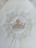 LitaeTrend Yenidoğan Sahra Taç Nakışlı Plazma Taşlı Güpürlü Fiyonklu Duvaklı Trilüks Kundak Bebek Battaniyesi Sütlü Kahv thumbnail 6