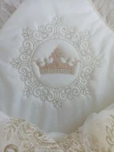 LitaeTrend Yenidoğan Sahra Taç Nakışlı Plazma Taşlı Güpürlü Fiyonklu Duvaklı Trilüks Kundak Bebek Battaniyesi Ekru thumbnail 4
