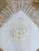 LitaeTrend Yenidoğan Sahra Taç Nakışlı Plazma Taşlı Güpürlü Fiyonklu Duvaklı Trilüks Kundak Bebek Battaniyesi Ekru thumbnail 2