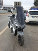 MOTOCAM Kral Arneb 150 Siperlik Ön Cam 2023-2025 Model 65cm Siyah Renkli 4mm ORTA BOYLU CAM thumbnail 2