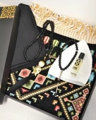 Çeyizlik Hediyelik Seccade Set– Kilim Desenli Astarlı Kadife Seccade, Eşarp, Kristal Tesbih, Erkek Tesbihi, Takke ve Esans Özel Kutulu thumbnail 2