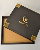 Çeyizlik Hediyelik Seccade Set– Kilim Desenli Astarlı Kadife Seccade, Eşarp, Kristal Tesbih, Erkek Tesbihi, Takke ve Esans Özel Kutulu thumbnail 7