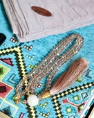 Çeyizlik Hediyelik Seccade Set– Kilim Desenli Astarlı Kadife Seccade, Eşarp, Kristal Tesbih, Erkek Tesbihi, Takke ve Esans Özel Kutulu thumbnail 10