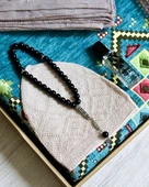 Çeyizlik Hediyelik Seccade Set– Kilim Desenli Astarlı Kadife Seccade, Eşarp, Kristal Tesbih, Erkek Tesbihi, Takke ve Esans Özel Kutulu thumbnail 12