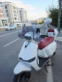 MOTOCAM Küba MT 50 Pro Plus Ön Cam 2024-2025 Model 43cm Füme Renkli 4mm ELCİKLİ APARATSIZDIR thumbnail 3