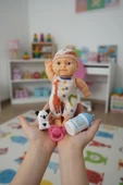 Elbiseli Mini Oyuncak Bebek Seti – Emzik, Biberon ve Hayvancık Aksesuar Hediyeli thumbnail 3