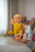 Elbiseli Mini Oyuncak Bebek Seti – Emzik, Biberon ve Hayvancık Aksesuar Hediyeli thumbnail 2