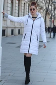 Kadın Kışlık Kapüşonlu Eldivenli Uzun Beyaz Şişme Mont thumbnail 1