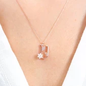 Işıltılı Manolya Çiçeği Ü Harfi Gümüş Harfli Kolye - Altın thumbnail 3