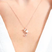 Işıltılı Manolya Çiçeği Y Harfi Gümüş Harfli Kolye - Altın thumbnail 3