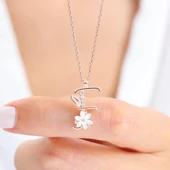 Işıltılı Manolya Çiçeği F Harfi Gümüş Harfli Kolye - Altın thumbnail 2