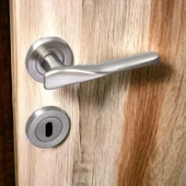 Saten Rozetli Oda Kapı Kolu Sürgülü ve Çelik Kapı Kulpu Uyumlu Daire Sağa Sola Uygun Kolları thumbnail 4