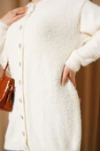 Gold Düğmeli Peluş Hırka Ekru thumbnail 4