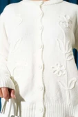 Çiçek İşlemeli Kısa Triko Hırka Ekru thumbnail 4