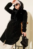 Kürk Detaylı Kapüşonlu Kapitone Mont Siyah thumbnail 1