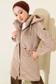 Kürk Detaylı Kapüşonlu Kapitone Mont Bej thumbnail 1