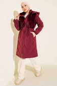 Kürk Detaylı Kapüşonlu Kapitone Mont Bordo thumbnail 2