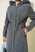Kaşe Garnili Kapüşonlu Kapitone Uzun Mont Gri thumbnail 4