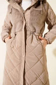 Kürk Detaylı Kapüşonlu Kapitone Mont Bej thumbnail 4