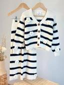 Çiçek Aplikeli Örgü Kız Çocuk Takımı – Düğmeli Hırka & Boru Paça Etek thumbnail 2